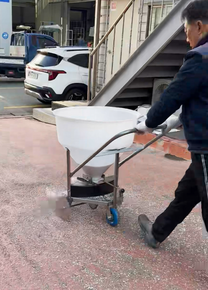 보행식 염화칼슘 살포기