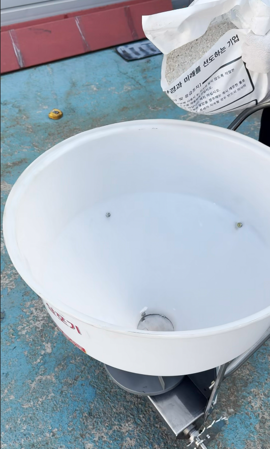 보행식 염화칼슘 살포기