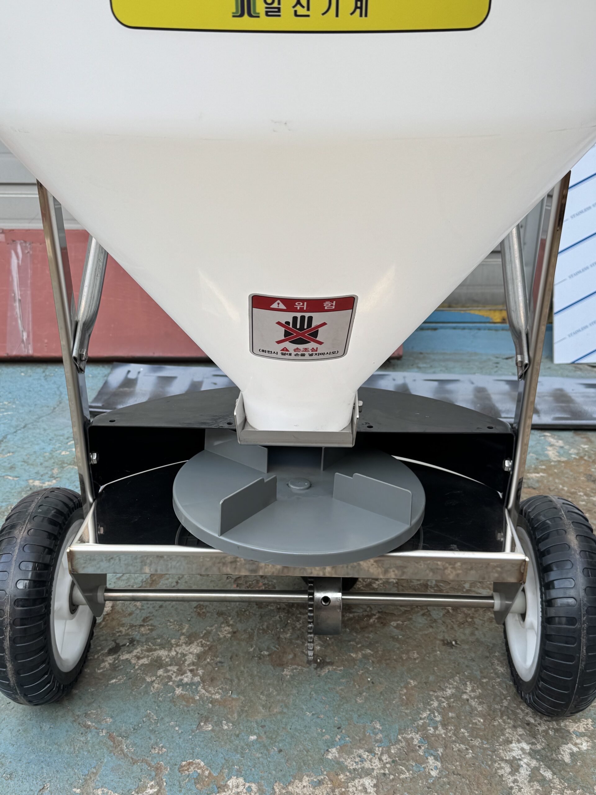 보행식 염화칼슘 살포기