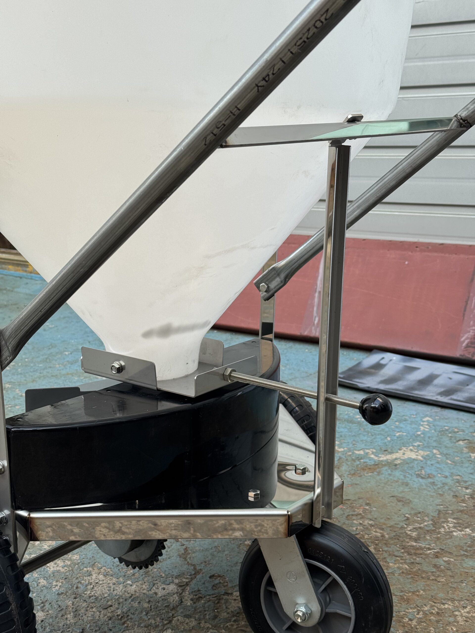 보행식 염화칼슘 살포기